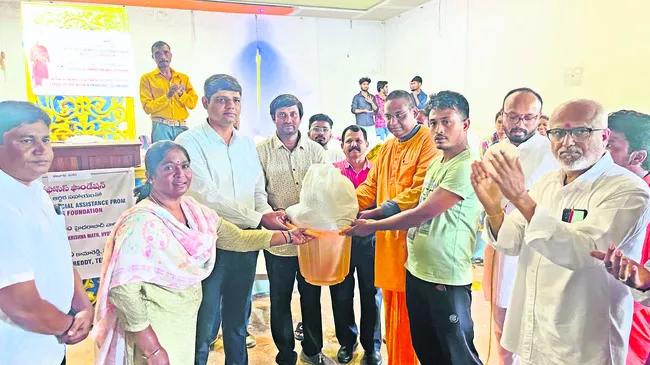 వరద బాధితులకు రిలీఫ్‌ కిట్ల పంపిణీ 