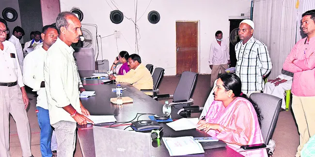 ప్రజల అర్జీలపై ప్రత్యేక దృష్టి