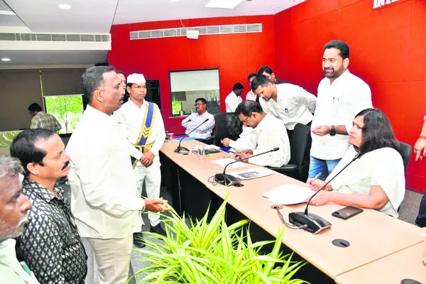 మహిళలను అక్షరాస్యులుగా చేయాలి