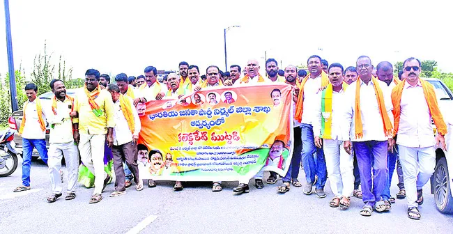 పంట నష్టపోయిన రైతులకు పరిహారం ఇవ్వాలి