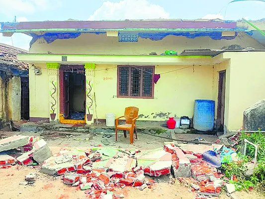 పేలిన వంట గ్యాస్‌ సిలిండర్‌ 
