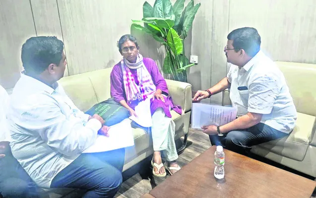 కాంగ్రెస్ రాష్ట్ర ఇన్చార్జి మీనాక్షి నటరాజన్తో భేటీ