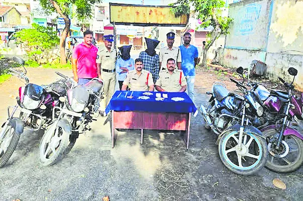 ఆలయాల్లో చోరీలు చేస్తున్న ఇద్దరు అరెస్టు 