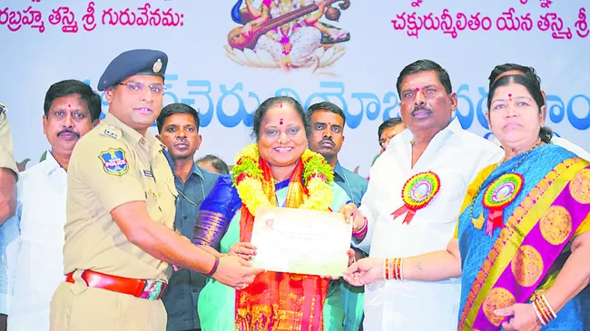 ప్రభుత్వ విద్యకు తొలి ప్రాధాన్యం
