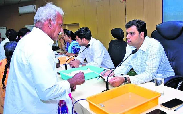 అర్జీల పరిష్కారంలో నిర్లక్ష్యం వద్దు