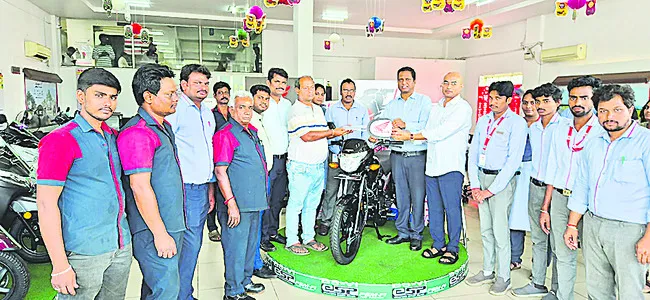 మార్కెట్‌లోకి  హోండా షైన్‌ 100 డీఎక్స్‌ 
