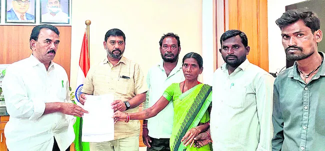 లక్ష్మి కుటుంబాన్ని ఆదుకోవాలని మంత్రికి వినతి