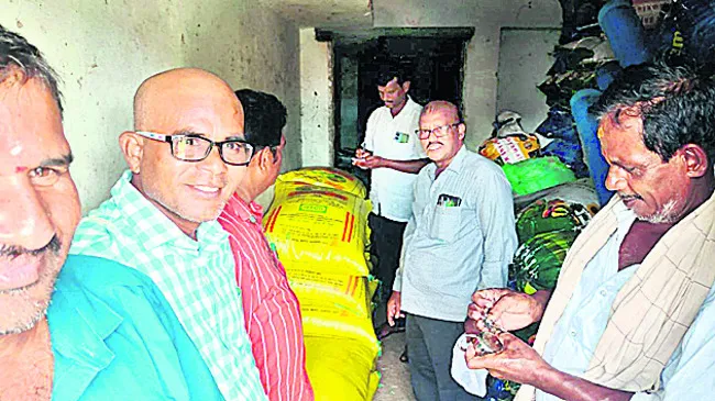 ● అక్రమ ఎరువులు సీజ్‌ 