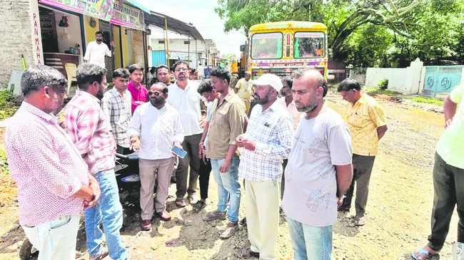 రోడ్డు విస్తరణ అడ్డగింత
