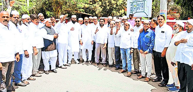 ఇమామ్, మౌజన్లకు ‘గౌరవం’ ఇవ్వండి