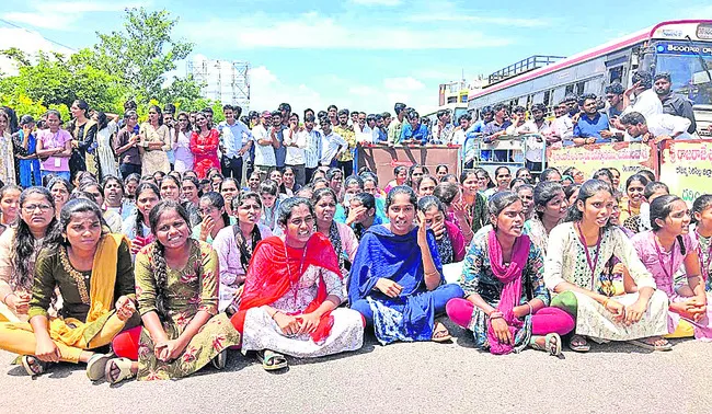 వసతులు లేక ఇబ్బంది పడుతున్నాం