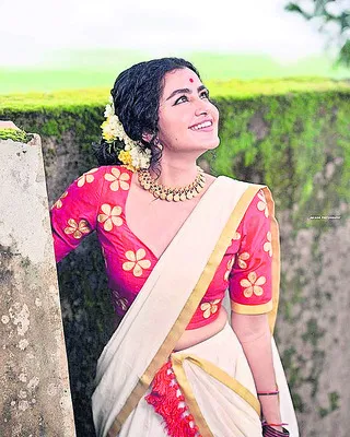 లైట్స్ ఆఫ్ చేసి.. చీకట్లో అలా..