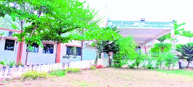 వాణిజ్యాన్ని గాలికొదిలేశారు
