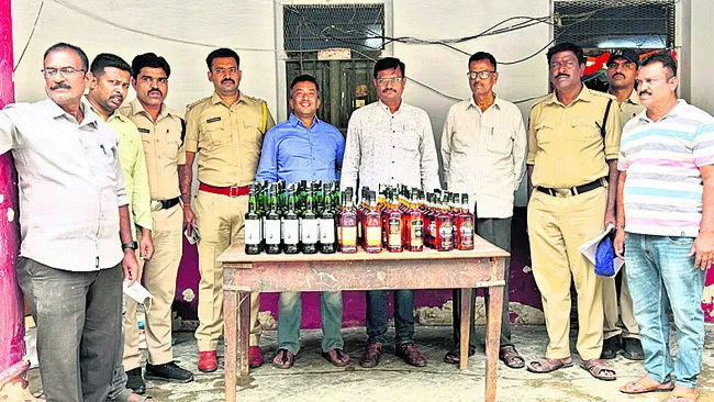 ఆర్మీ మద్యాన్ని తరలిస్తూ పట్టుబడిన ఆర్టీసీ డ్రైవర్‌ 