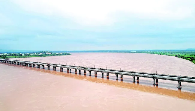 రెండో ప్రమాద హెచ్చరిక దాటి..