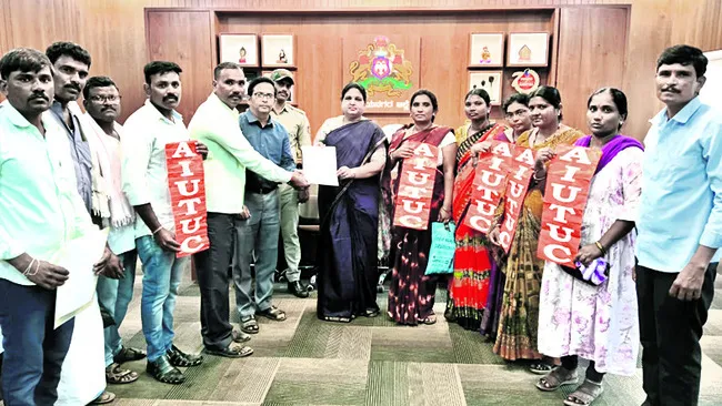 కాంట్రాక్ట్‌ ఉద్యోగుల డిమాండ్లను తీర్చాలి
