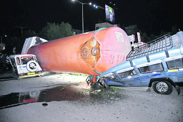 హైవేపై అదుపుతప్పిన యాసిడ్‌ ట్యాంకర్‌