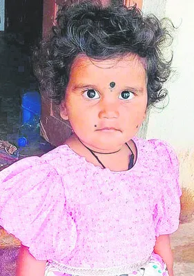 చిన్నారిని చిదిమేసిన ట్రాలీ