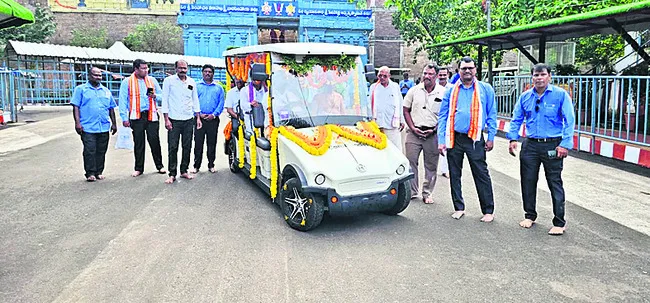 సింహాచలం దేవస్థానానికి బ్యాటరీ కారు అందజేత 