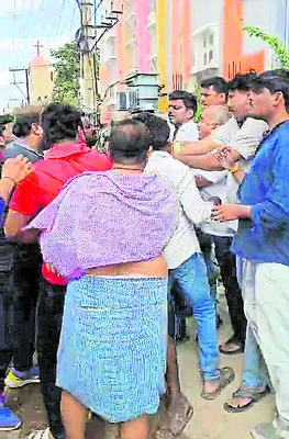 నడిరోడ్డుపై టీడీపీ నేతల బాహాబాహీ