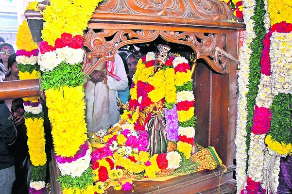 భద్రకాళి అమ్మవారికి చతురన్త, విమానక సేవ