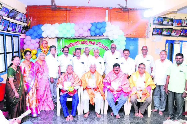 రిటైర్డ్‌ ఉద్యోగులు సామాజిక సేవలో ముందుండాలి