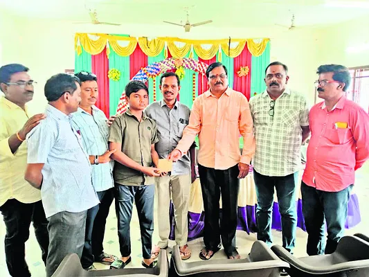 జర్నలిస్టులకు ప్రెస్‌క్లబ్‌ ఆర్థికసాయం 