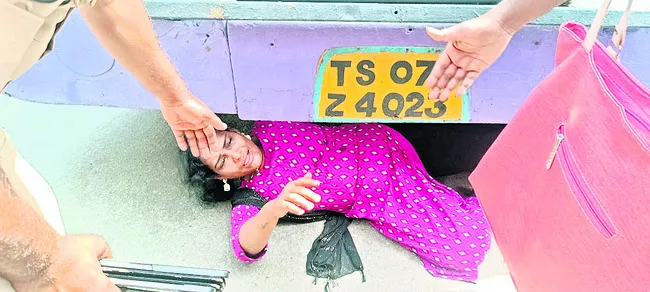 మహిళా ప్రయాణికురాలి హల్‌చల్‌ 