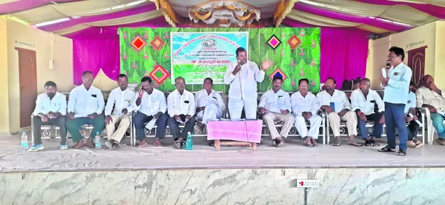 రుణమాఫీ పథకం వందశాతం అమలు చేయాలి