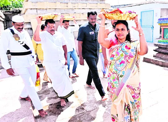 శ్రీజోగులాంబకు  పట్టువస్త్రాల సమర్పణ 