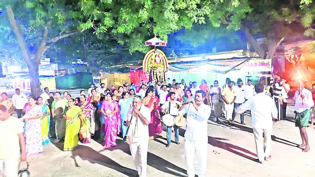 సింహ వాహనంపై ఊరేగింపు