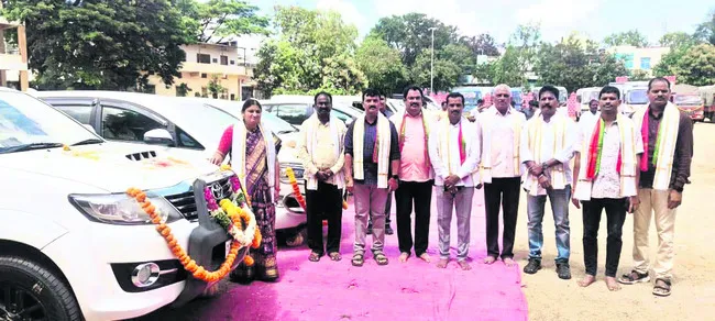 పోలీసు వాహనాలకు ఆయుధ పూజ 