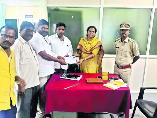 మద్యం టెండర్ల  ‘ఖాతా’ ప్రారంభం 