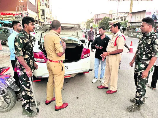 నగరంలో పోలీసుల తనిఖీలు
