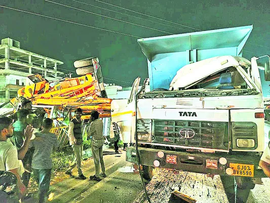 టిప్పర్, హైడ్రా వాహనం ఢీ