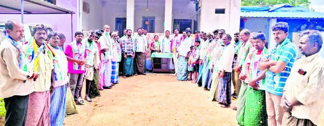 ప్రలోభాలతో  మోసం చేయడం తగదు 