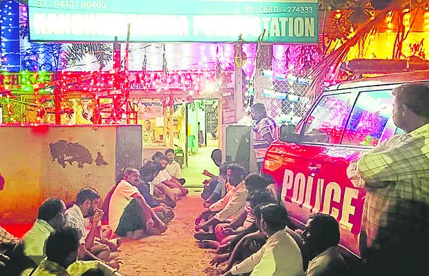 సోషల్‌ మీడియా పోస్టుల నెపంతో 9 మందిపై కేసు 