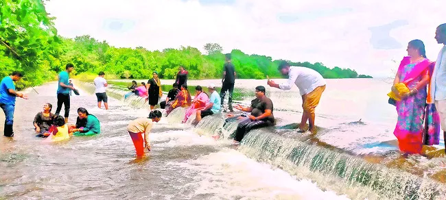 పాకాలలో పర్యాటకుల సందడి