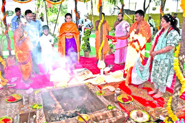 పోలీస్‌ పరేడ్‌ రగ్రౌండ్‌లో  చండీయాగం
