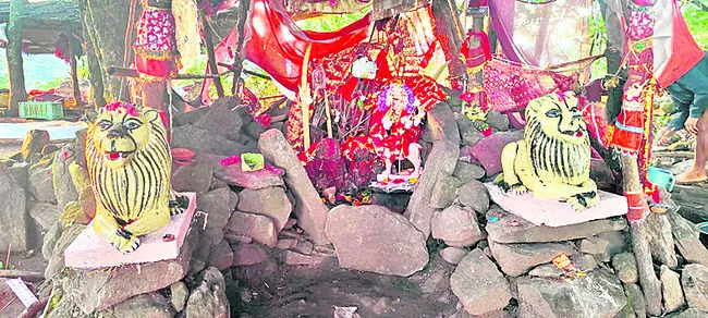 భక్తిశ్రద్ధలతో దుర్గాష్టమి పూజలు 