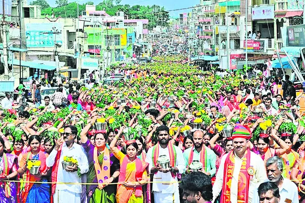దుర్గమ్మకు క్షీరాభిషేకం 