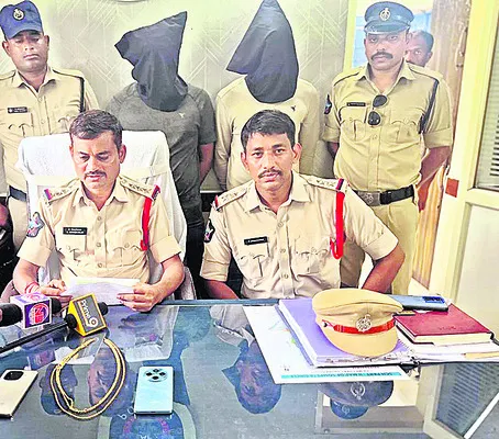 ఇద్దరు గొలుసు దొంగల అరెస్టు 

