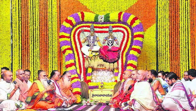 ● సిద్దిదాయిని అలంకారంలో దర్శనమిచ్చిన శ్రీశైల భ్రమరాంబా