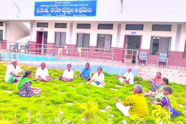 ఆదరణ.. ఆలనా.. పాలనా