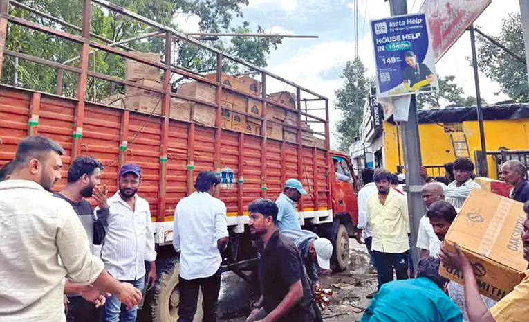 Hyderabad మద్యం లారీలో మంటలు.. బాటిళ్ల కోసం ఎగబడిన స్థానికులు