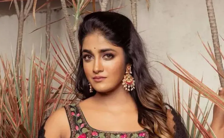 దుస్తులు విప్పేసి కొట్టేందుకు యత్నం.. హీరోయిన్‌పై కేసు