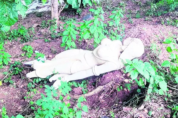 విరిగిపడ్డ సీతమ్మ తల్లి బొమ్మ