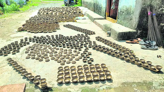 మట్టిపాత్రలకు ఆదరణ లభించేనా?