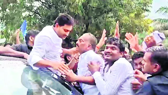 Veesam Ramakrishna explaining to Jagan Mohan Reddy the issue of the bulk drug park near Tallapalem