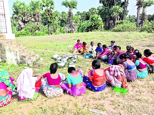  Fisherwomen with water jugs in front of the Ammavari temple in Rajayyapet